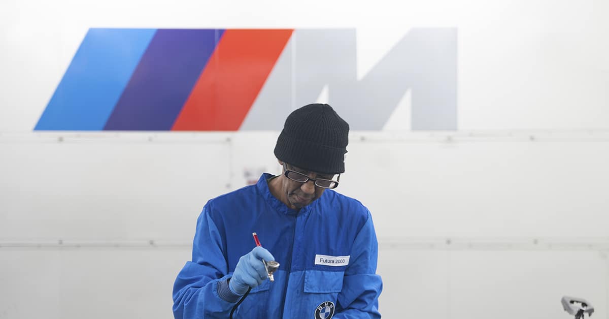 Azul, vermelho e violeta: a história por trás das cores e do logo BMW M