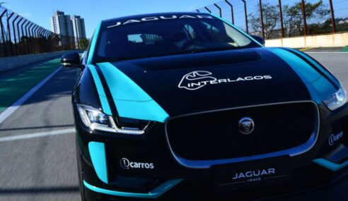 Cacá Bueno e Sérgio Jimenez participam de desafio com o Jaguar I-PACE