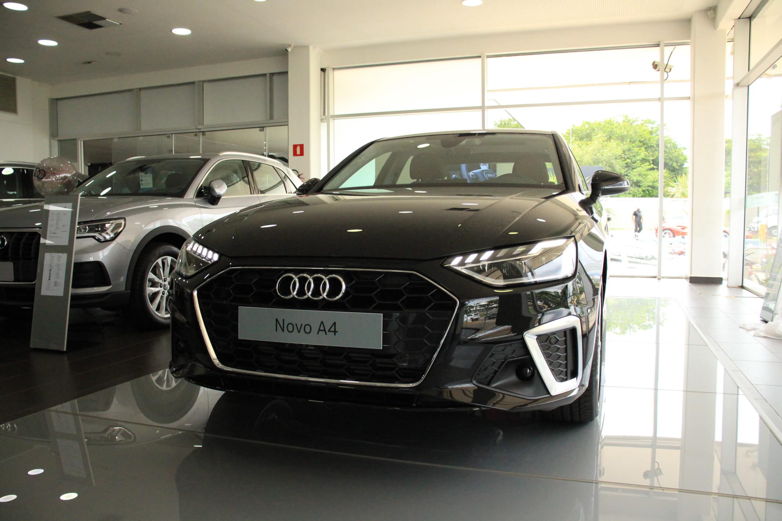 Audi A4 tem novo design e é recheado de tecnologias