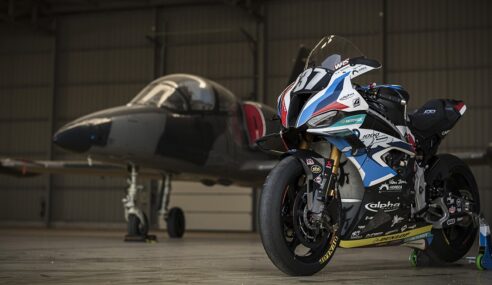 Equipe BMW Motorrad World Endurance é destaque em videoclipe com avião