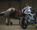 Equipe BMW Motorrad World Endurance é destaque em videoclipe com avião