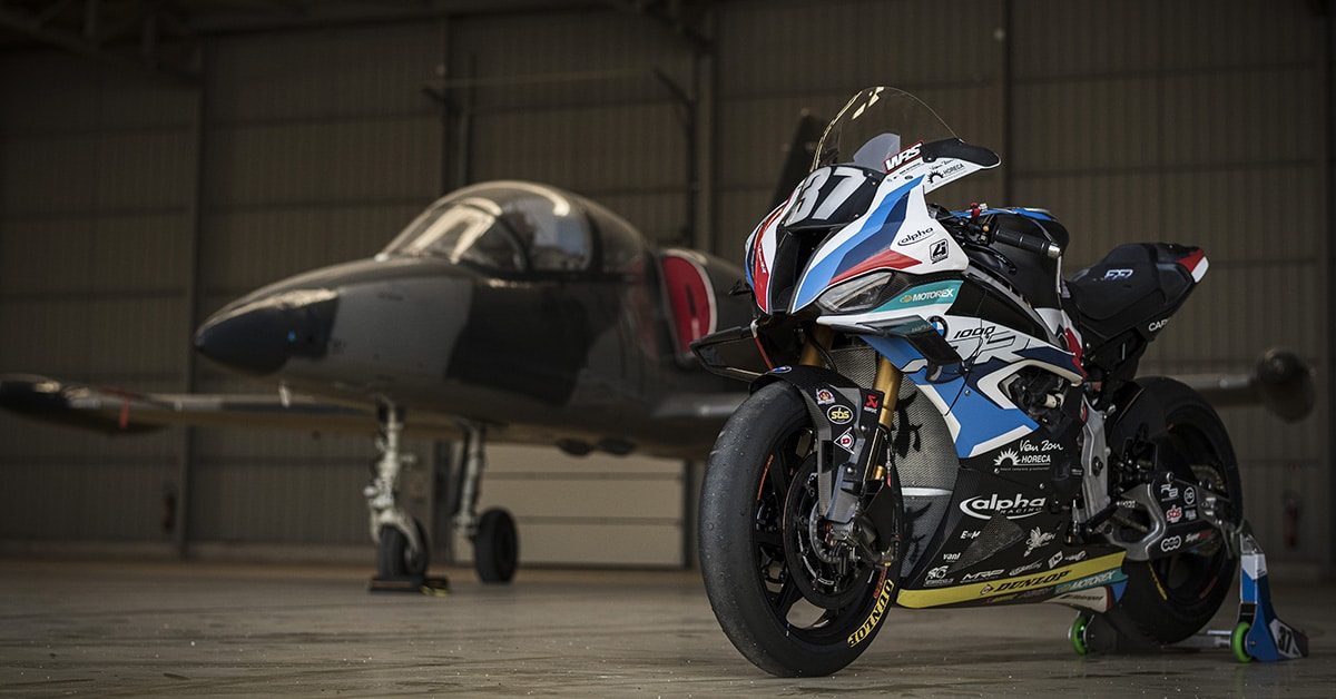 Equipe BMW Motorrad World Endurance é destaque em videoclipe com avião