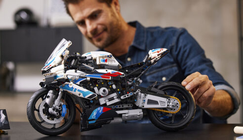 BMW M 1000 RR mostra que é uma gigante mesmo na versão em miniatura feita pela Lego Technic