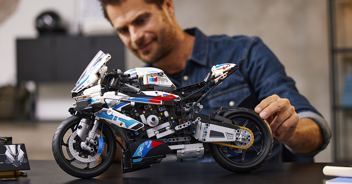 BMW M 1000 RR mostra que é uma gigante mesmo na versão em miniatura feita pela Lego Technic