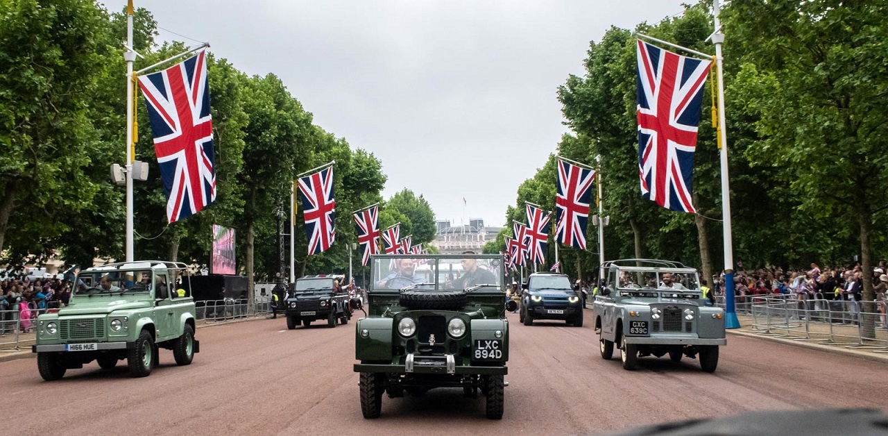 Land Rover celebra 70 anos de serviço da Rainha com modelos comemorativos