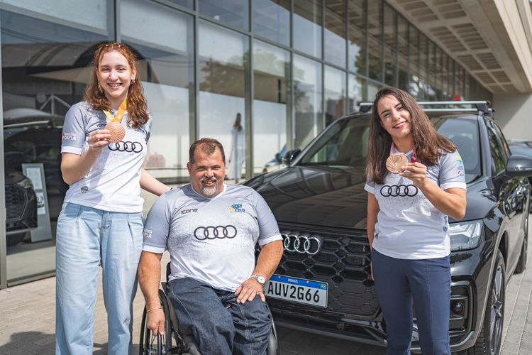 Audi do Brasil entrega Q5 adaptado à Seleção Paralímpica de Voleibol