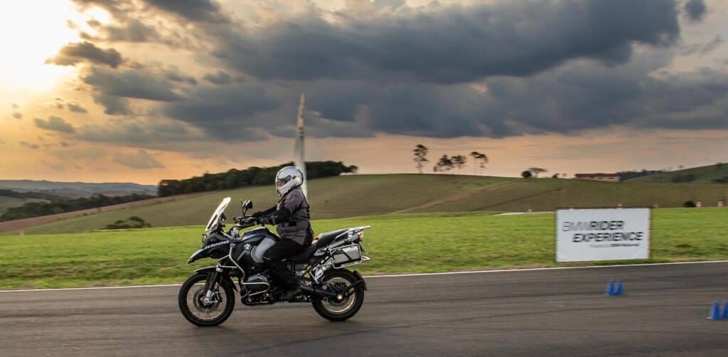 BMW Rider Experience vai do asfalto à água em outubro