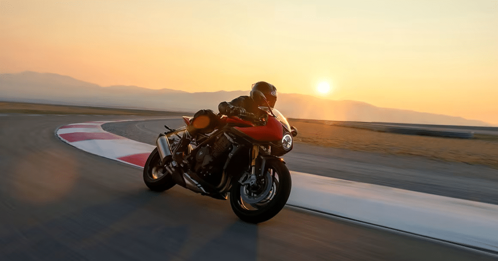 Speed Triple 1200 RR da Triumph está no filme Agente Stone do Netflix