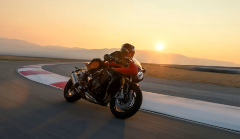 Speed Triple 1200 RR da Triumph está no filme Agente Stone do Netflix