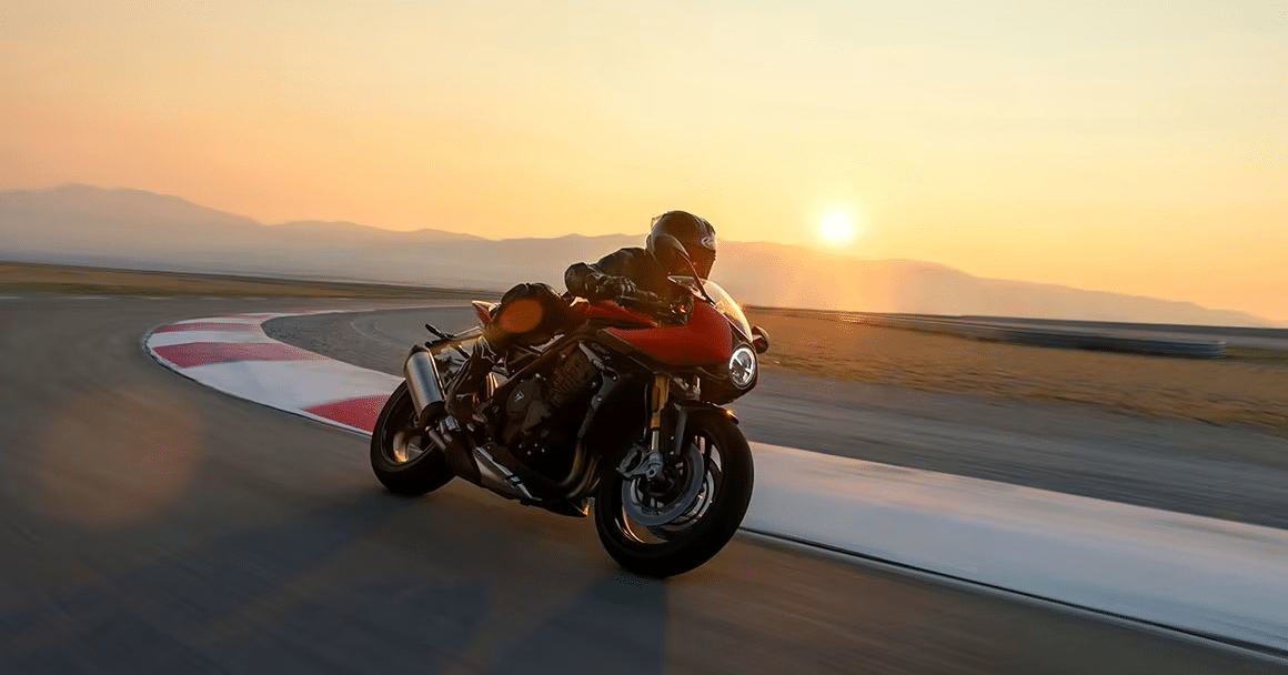 Speed Triple 1200 RR da Triumph está no filme Agente Stone do Netflix