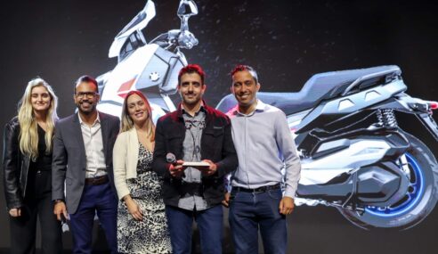 BMW Motorrad fecha 2023 celebrando a conquista de vários troféus