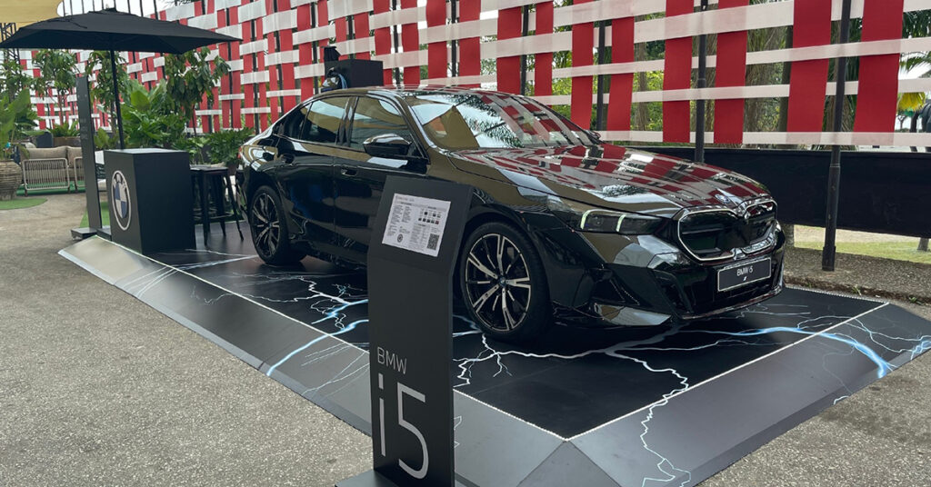 BMW i5 ganha destaque como o carro oficial da SP-Arte 2024