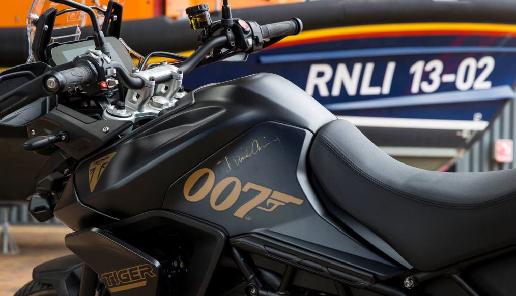 Daniel Craig leiloa Triumphs autografadas para RNLI