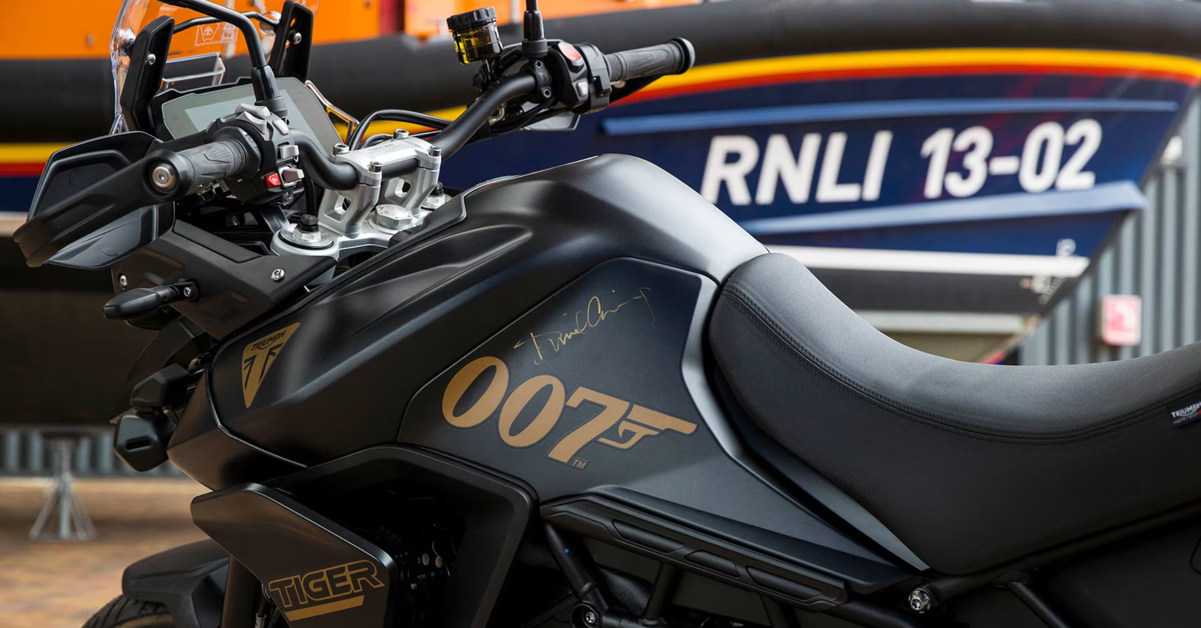 Daniel Craig leiloa Triumphs autografadas para RNLI