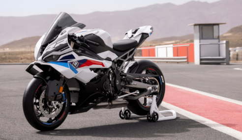 Nova BMW S 1000 RR tem 210 cv de potência e está ainda mais ágil