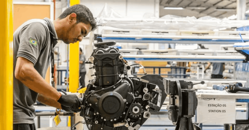 A Triumph celebra o marco histórico de 80 mil motocicletas produzidas no Brasil, destacando crescimento industrial, expansão da marca e investimentos contínuos no país