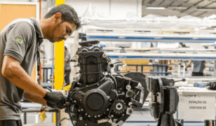 Triumph celebra marco histórico de 80 mil motocicletas produzidas no Brasil