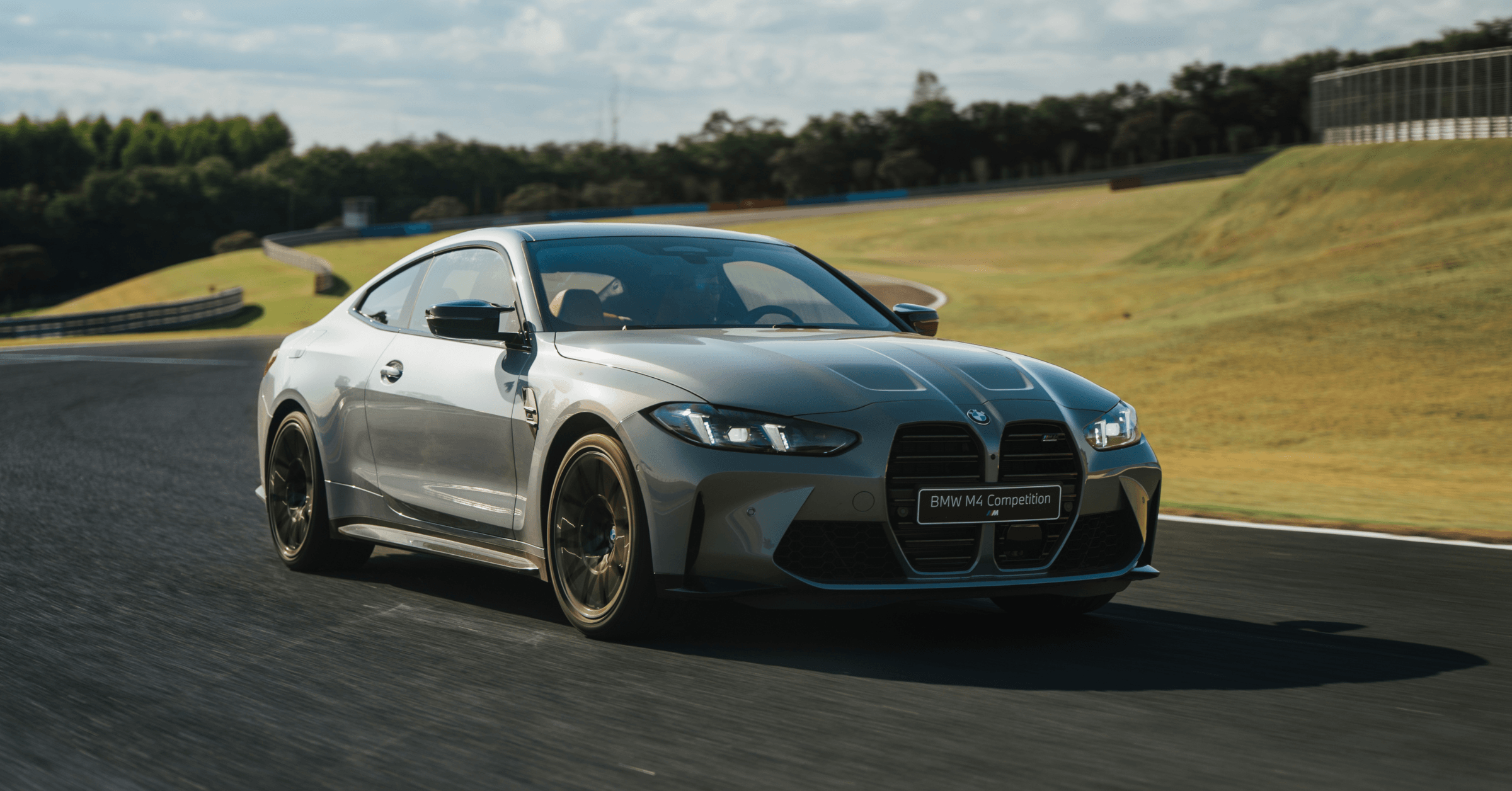 BMW M4 Competition chega ao Brasil em duas versões com carroceria cupê