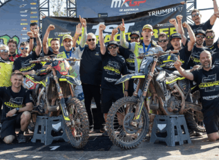 Guillem Farres é campeão do Mundial de Motocross MX2 pela Triumph