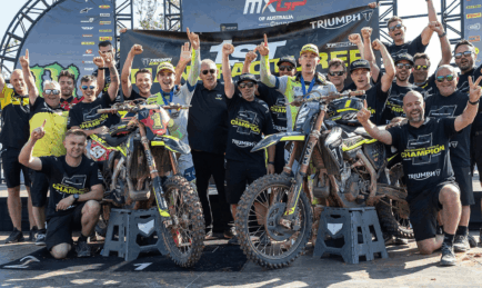Guillem Farres é campeão do Mundial de Motocross MX2 pela Triumph