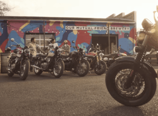 Triumph renova linha de motocicletas com novas cores para o Brasil
