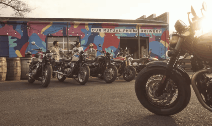 Triumph renova linha de motocicletas com novas cores para o Brasil